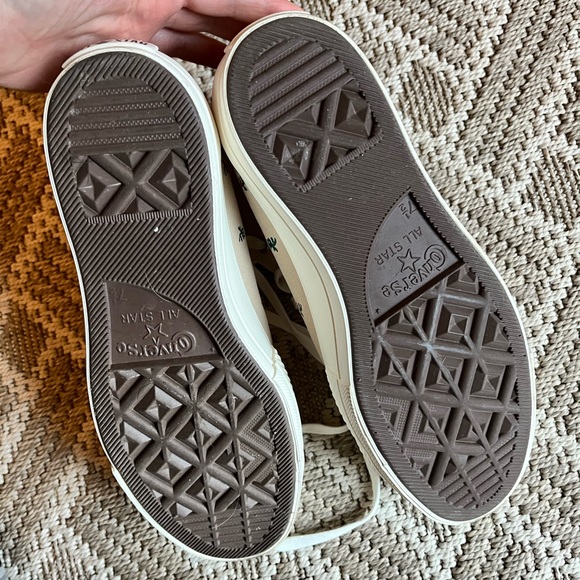 Women’s Ivory Taupe Beige Converse Embroidered floral Suede Chuck Taylor 9 1/2 - Picture 3 of 4